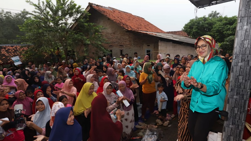 Bakal calon gubernur Banten Airin Rachmi Diany keliling Desa di Provinsi Banten untuk memetakan masalah dasar. (Foto: AMR/RMB)