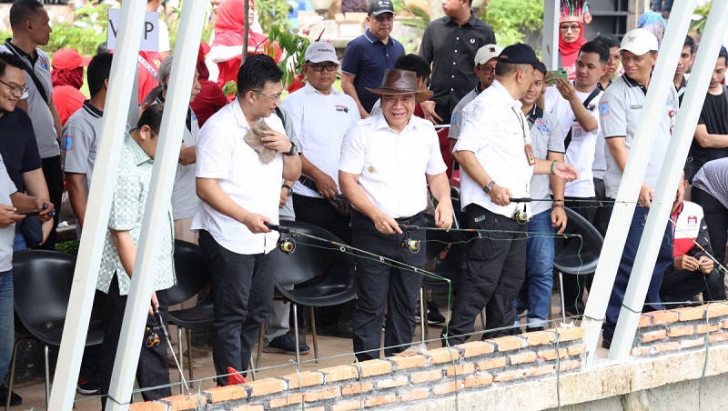 Pj Gubernur Banten Al Muktabar mancing bersama buruh dan jajaran Pemkot Tangsel di Lubana Sengkol. (Foto: Biro Adpim & Protokol)