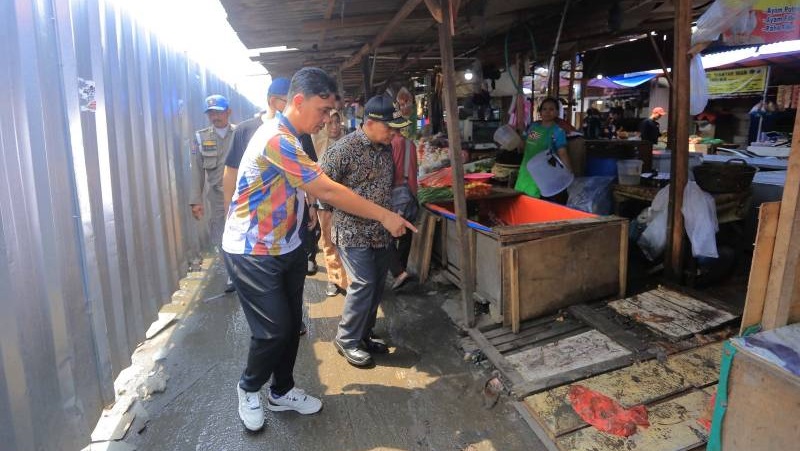 Pj Walikota Tangerang Nurdin meninjau Pasar Mambo usai tergenang air. (Foto: Dok Kemenkop)