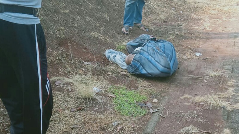 Jasad mayat terbungkus sarung di Perumahan Makadam di Pamulang. (Foto: LAN/RMB)
