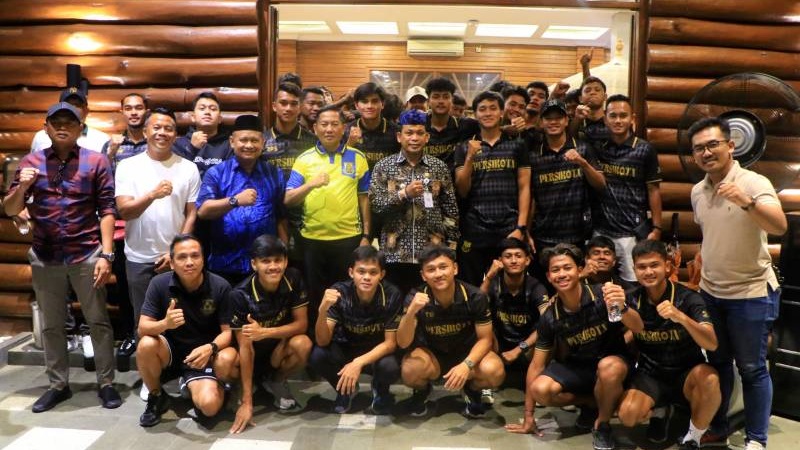 Pj Walikota Tangerang Nurdin berfoto bersama pemain dan official  Persikota. (Foto: Dok Pemkot)