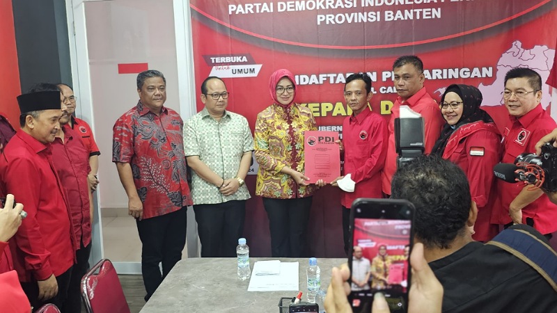 Bakal calon gubernur Banten Airin Rachmi Diany menyerahkan berkas pendaftaran ke DPD PDIP Banten. (Foto: AMR/RMB)