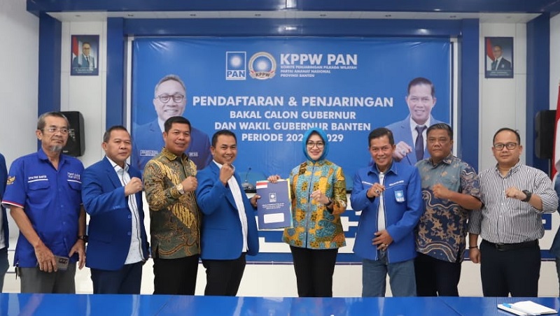 Bakal calon Gubernur Banten Airin Rachmi Diany menyerahkan Formulir Bacagub ke DPW PAN Banten. (AMR/RMB)