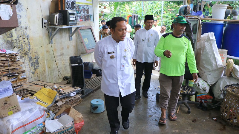 Pj Walikota Tangerang Nurdin meninjau pengolahan sampah berbasis masyarakat. (Foto: Dok Pemkot)