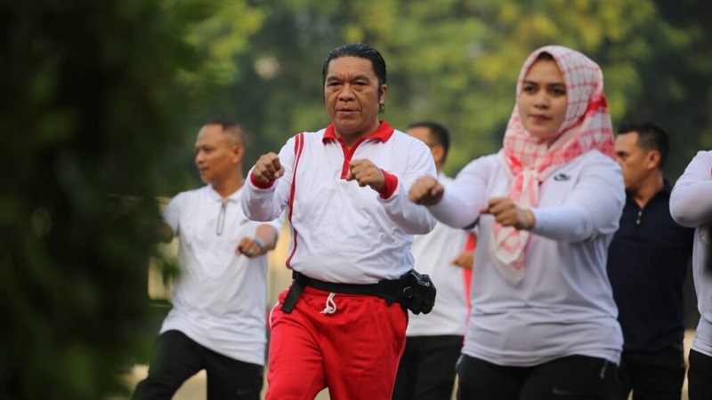 Pj Gubernur Banten Al Muktabar saat senam bersama. (Foto: Repro)
