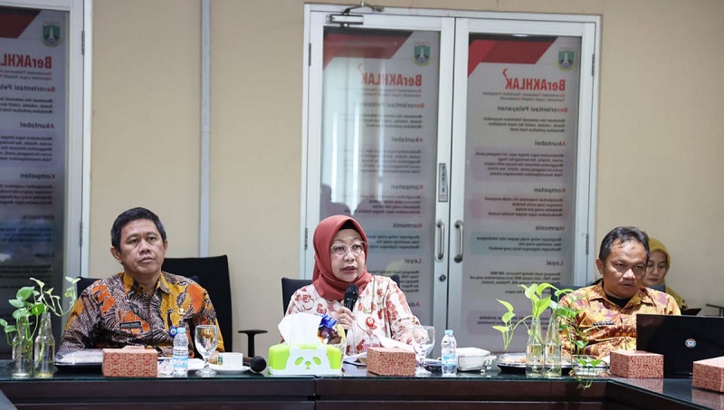Plh Sekda Banten Virgojanti saat membuka rapat penguatan reformasi birokrasi perangkat daerah. (Foto: Biro Adpimpro Setda Provinsi Banten)