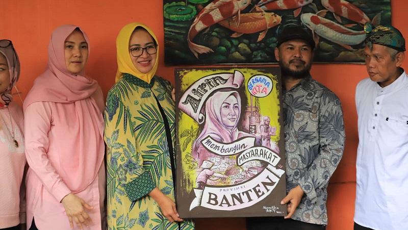 Seniman lokal Kota Tangerang Sasongko memberikan lukisan kepada Bacagub Banten, Airin Rachmi Diany. (Foto: Ist/RMB)